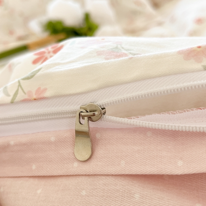 91家纺网 家纺一手货源 找家纺 花梦欣 2025新款全棉印花单品系列-单被套 旧书折痕粉