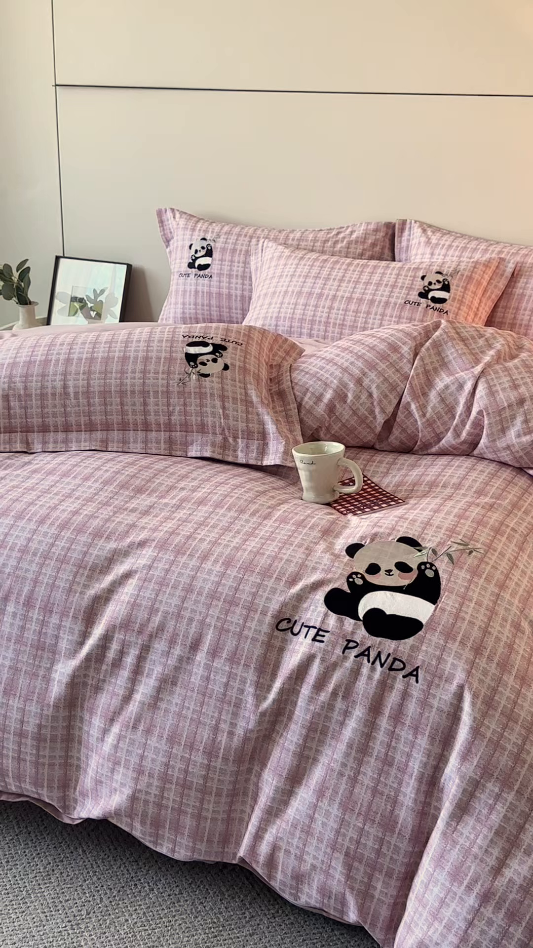 91家纺网 家纺一手货源 找家纺 帛美家纺 2025年新款全棉纯棉加厚绣花款磨毛四件套-萌小猫系列 萌小猫（粉格）