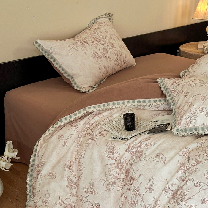 91家纺网 家纺一手货源 找家纺 帛美家纺 2025年新款全棉纯棉花边印花磨毛四件套 花禧-咖