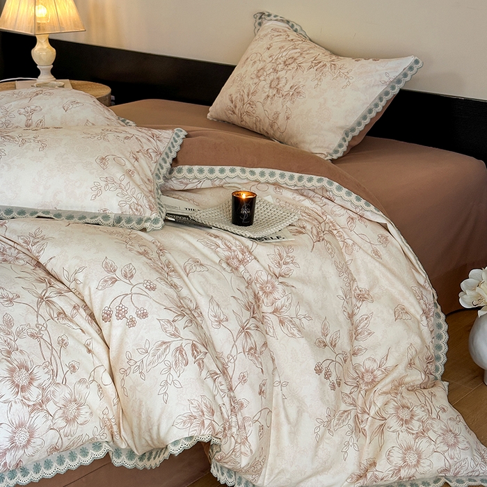 91家纺网 家纺一手货源 找家纺 帛美家纺 2025年新款全棉纯棉花边印花磨毛四件套 花禧-咖