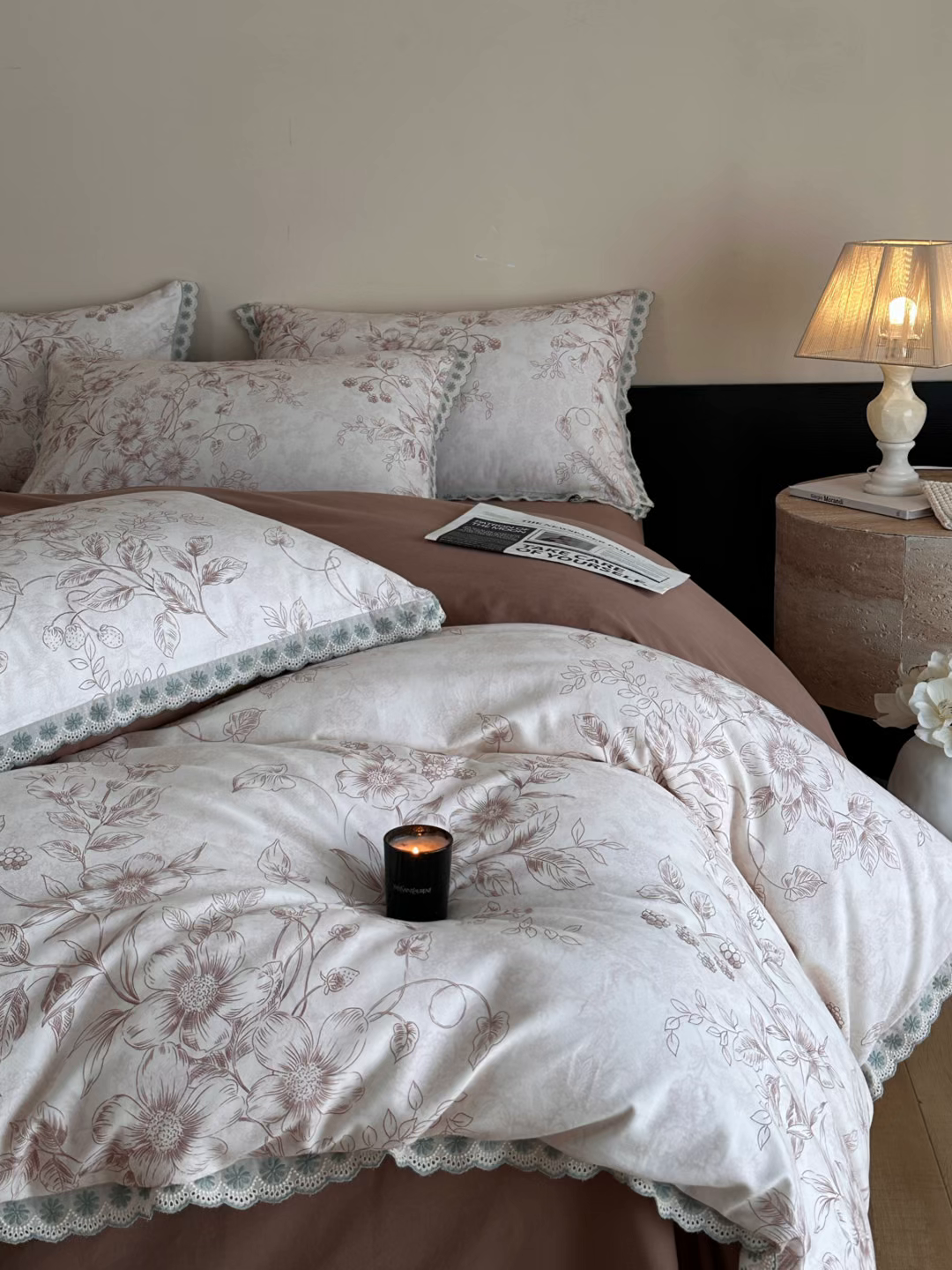 91家纺网 家纺一手货源 找家纺 帛美家纺 2025年新款全棉纯棉花边印花磨毛四件套 花禧-咖