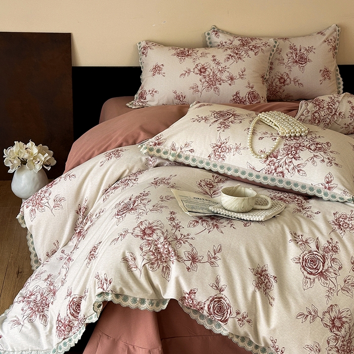 91家纺网 家纺一手货源 找家纺 帛美家纺 2025年新款全棉纯棉花边印花磨毛四件套 秘密花园-红