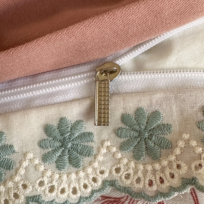 91家纺网 家纺一手货源 找家纺 帛美家纺 2025年新款全棉纯棉花边印花磨毛四件套 秘密花园-红