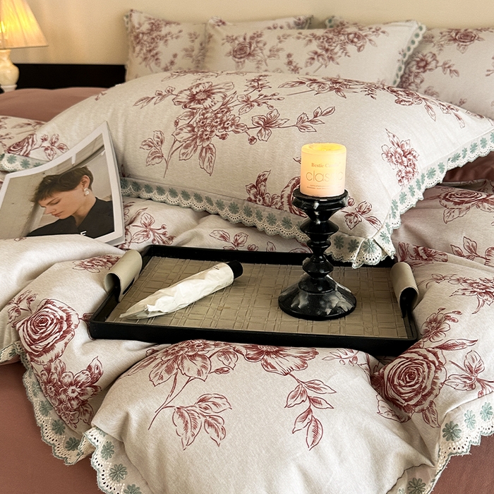 91家纺网 家纺一手货源 找家纺 帛美家纺 2025年新款全棉纯棉花边印花磨毛四件套 秘密花园-红