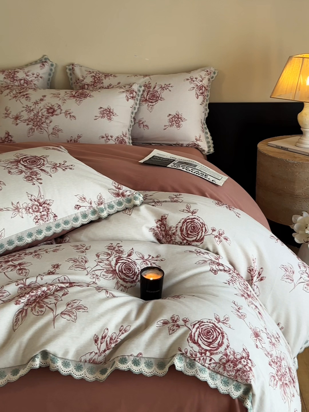 91家纺网 家纺一手货源 找家纺 帛美家纺 2025年新款全棉纯棉花边印花磨毛四件套 秘密花园-红