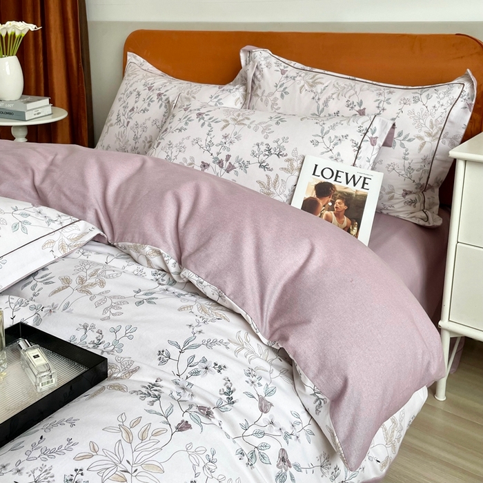 91家纺网 家纺一手货源 找家纺 启航家居 2025全棉小版印花精梳磨毛四件套 花藤粉