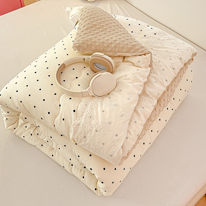 91家纺网 家纺一手货源 找家纺 Mata蔓塔家 2025新款云感针织全棉纯棉花边豆豆被冬被春秋被被子被芯 米波点