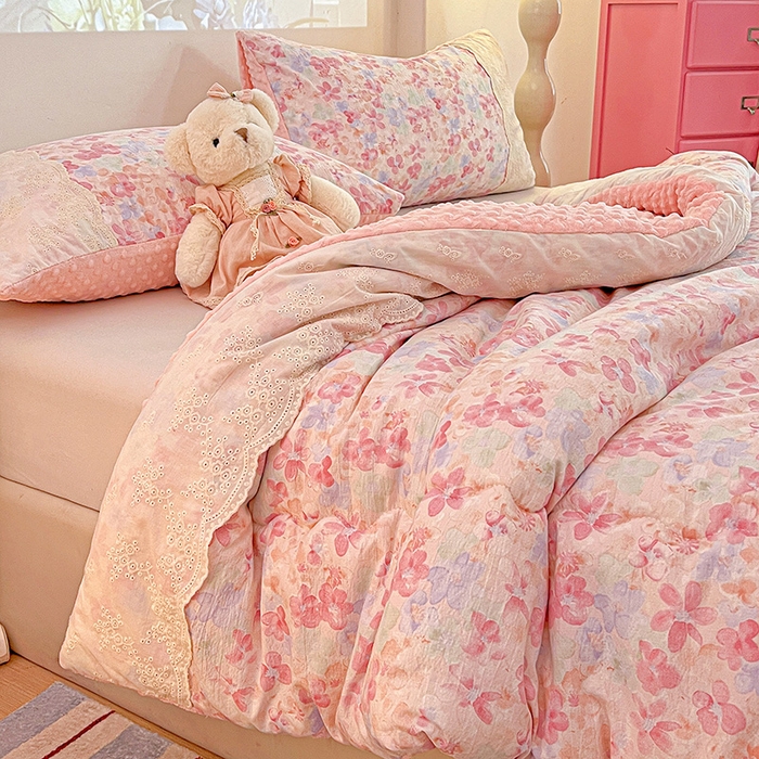 91家纺网 家纺一手货源 找家纺 Mata蔓塔家 2025新款云感针织全棉纯棉花边豆豆被冬被春秋被被子被芯 十里桃花