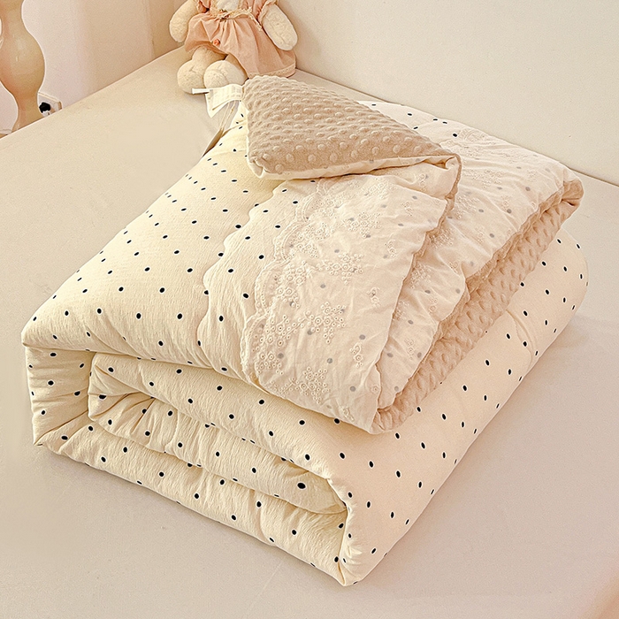 91家纺网 家纺一手货源 找家纺 Mata蔓塔家 2025新款云感针织全棉纯棉花边豆豆被冬被春秋被被子被芯 米波点