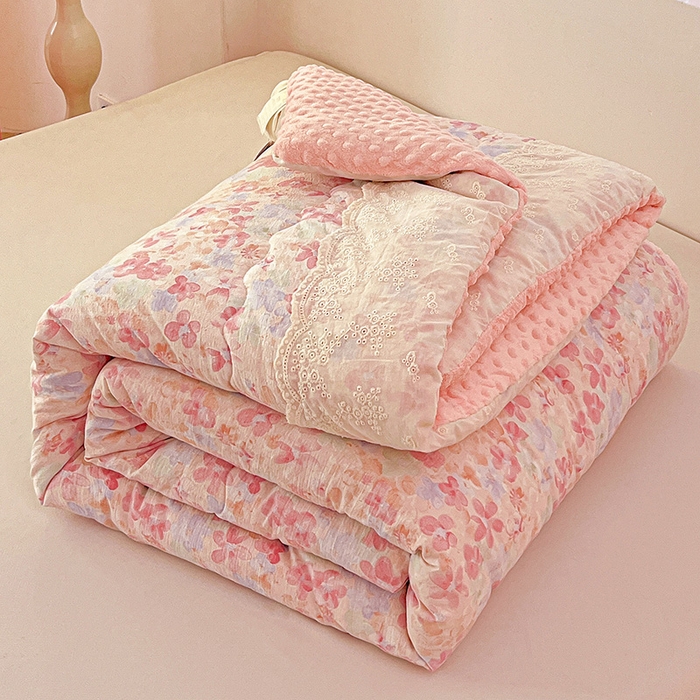 91家纺网 家纺一手货源 找家纺 Mata蔓塔家 2025新款云感针织全棉纯棉花边豆豆被冬被春秋被被子被芯 十里桃花