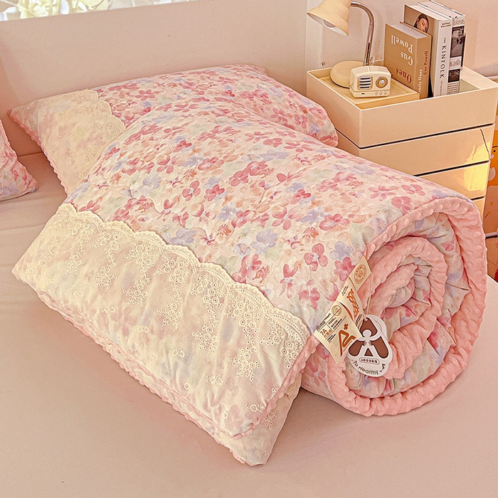 91家纺网 家纺一手货源 找家纺 Mata蔓塔家 2025新款云感针织全棉纯棉花边豆豆被冬被春秋被被子被芯 十里桃花