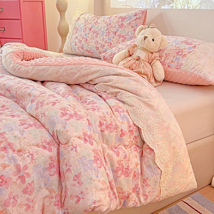 91家纺网 家纺一手货源 找家纺 Mata蔓塔家 2025新款云感针织全棉纯棉花边豆豆被冬被春秋被被子被芯 十里桃花