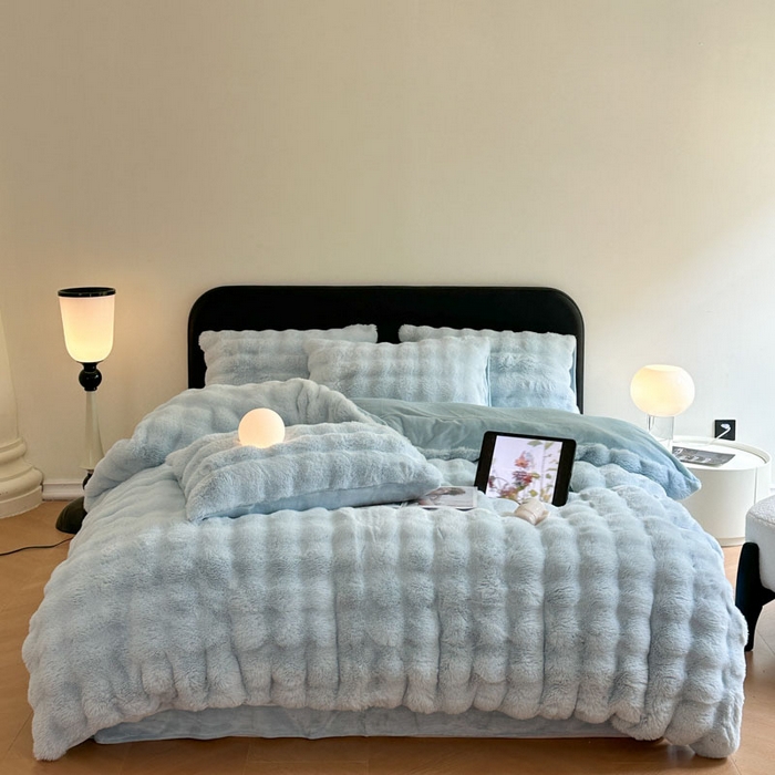 91家纺网 家纺一手货源 找家纺 蓝极人  2025新款高克重大兔绒兔兔绒牛奶绒四件套 海蓝