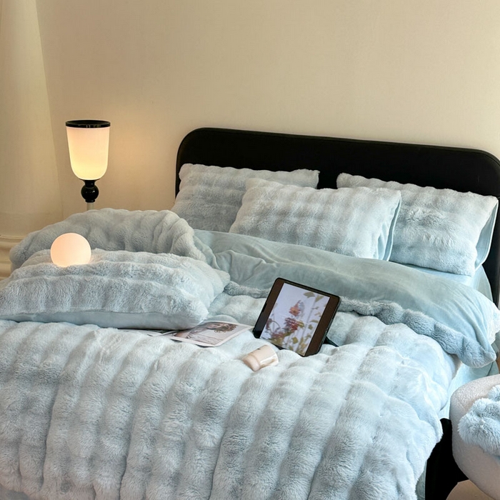 91家纺网 家纺一手货源 找家纺 蓝极人  2025新款高克重大兔绒兔兔绒牛奶绒四件套 海蓝