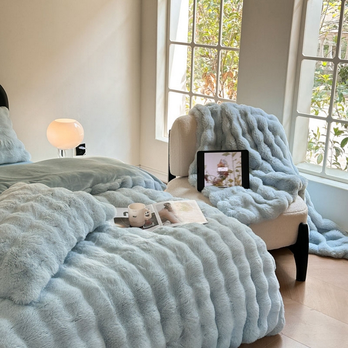 91家纺网 家纺一手货源 找家纺 蓝极人  2025新款高克重大兔绒兔兔绒牛奶绒四件套 海蓝