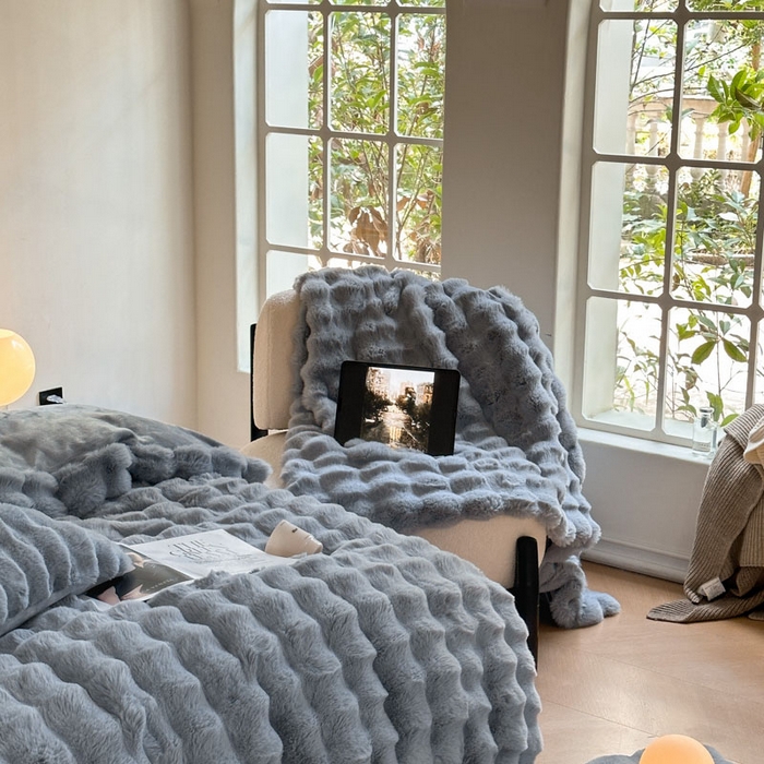 91家纺网 家纺一手货源 找家纺 蓝极人  2025新款高克重大兔绒兔兔绒牛奶绒四件套 灰蓝