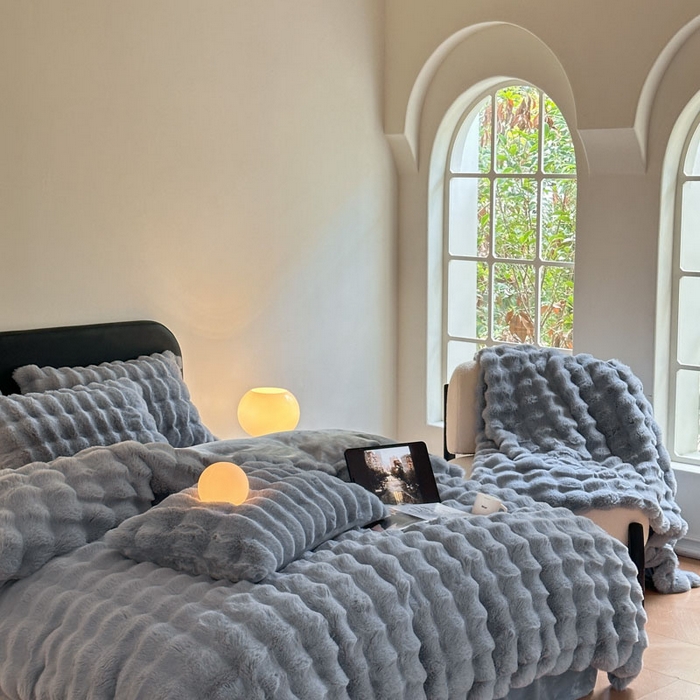 91家纺网 家纺一手货源 找家纺 蓝极人  2025新款高克重大兔绒兔兔绒牛奶绒四件套 灰蓝