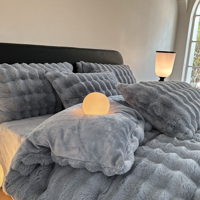 91家纺网 家纺一手货源 找家纺 蓝极人  2025新款高克重大兔绒兔兔绒牛奶绒四件套 灰蓝