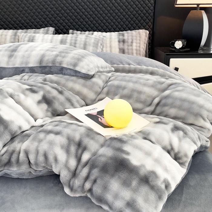 91家纺网 家纺一手货源 找家纺 言熙居家纺 2025新款加厚高克重兔兔绒牛奶绒四件套 轻银灰