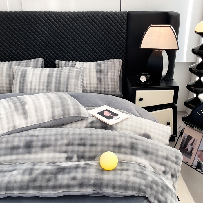 91家纺网 家纺一手货源 找家纺 言熙居家纺 2025新款加厚高克重兔兔绒牛奶绒四件套 轻银灰