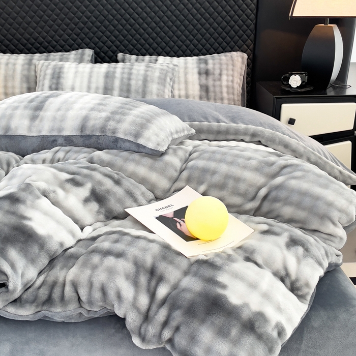 91家纺网 家纺一手货源 找家纺 言熙居家纺 2025新款加厚高克重兔兔绒牛奶绒四件套 轻银灰