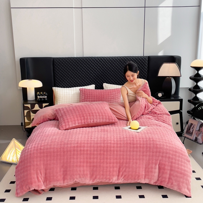 91家纺网 家纺一手货源 找家纺 言熙居家纺 2025新款加厚高克重兔兔绒牛奶绒四件套 晨雾粉