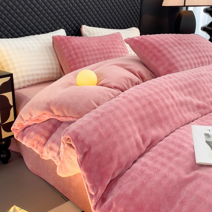 91家纺网 家纺一手货源 找家纺 言熙居家纺 2025新款加厚高克重兔兔绒牛奶绒四件套 晨雾粉