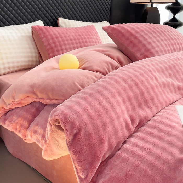 91家纺网 家纺一手货源 找家纺 言熙居家纺 2025新款加厚高克重兔兔绒牛奶绒四件套 晨雾粉