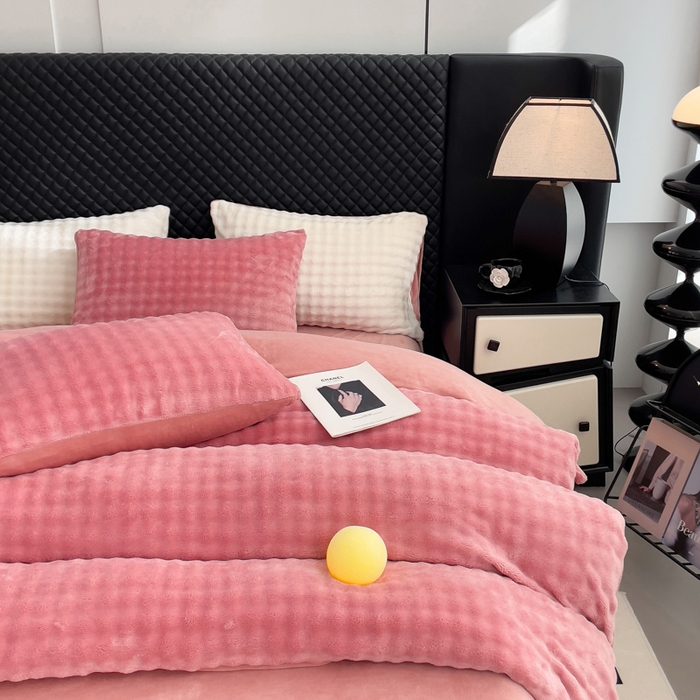 91家纺网 家纺一手货源 找家纺 言熙居家纺 2025新款加厚高克重兔兔绒牛奶绒四件套 晨雾粉