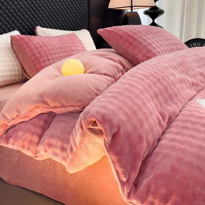 91家纺网 家纺一手货源 找家纺 言熙居家纺 2025新款加厚高克重兔兔绒牛奶绒四件套 晨雾粉