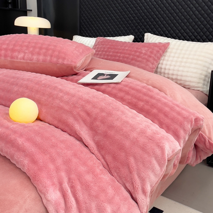 91家纺网 家纺一手货源 找家纺 言熙居家纺 2025新款加厚高克重兔兔绒牛奶绒四件套 晨雾粉