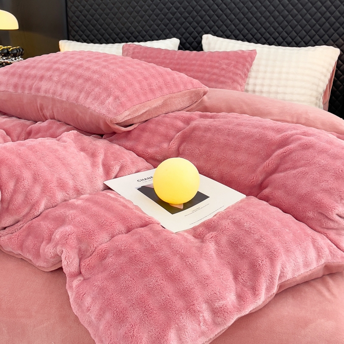 91家纺网 家纺一手货源 找家纺 言熙居家纺 2025新款加厚高克重兔兔绒牛奶绒四件套 晨雾粉