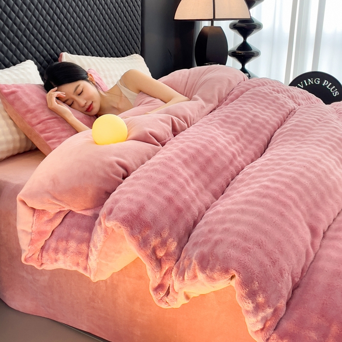 91家纺网 家纺一手货源 找家纺 言熙居家纺 2025新款加厚高克重兔兔绒牛奶绒四件套 晨雾粉