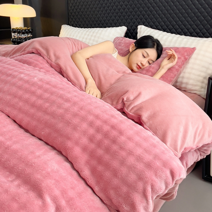 91家纺网 家纺一手货源 找家纺 言熙居家纺 2025新款加厚高克重兔兔绒牛奶绒四件套 晨雾粉