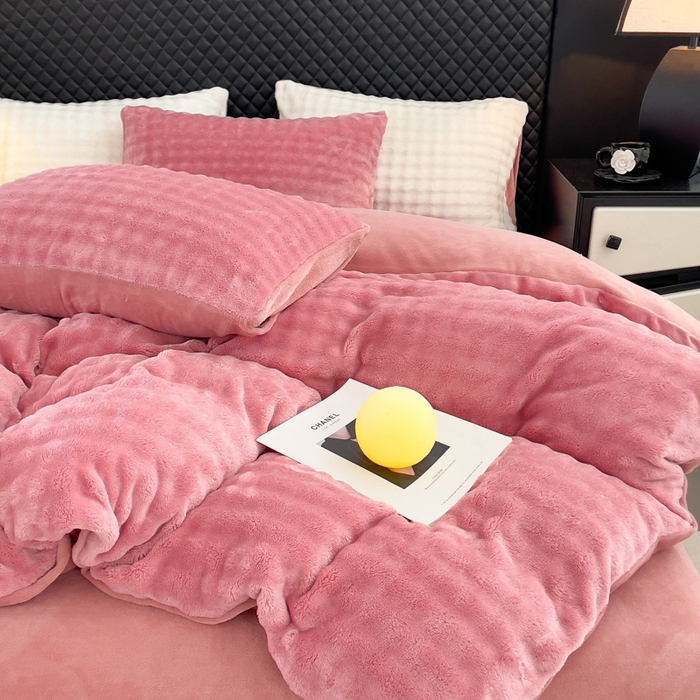 91家纺网 家纺一手货源 找家纺 言熙居家纺 2025新款加厚高克重兔兔绒牛奶绒四件套 晨雾粉