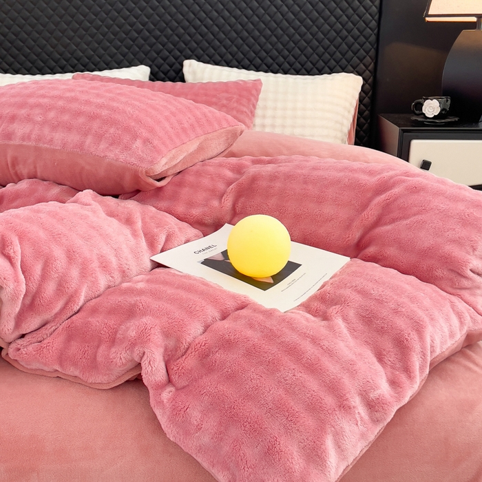 91家纺网 家纺一手货源 找家纺 言熙居家纺 2025新款加厚高克重兔兔绒牛奶绒四件套 晨雾粉