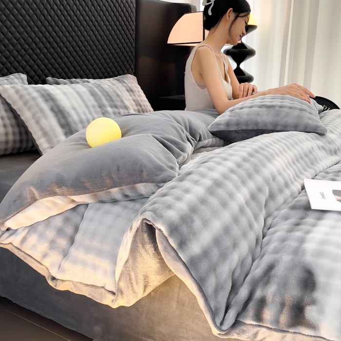 91家纺网 家纺一手货源 找家纺 言熙居家纺 2025新款加厚高克重兔兔绒牛奶绒四件套 轻银灰