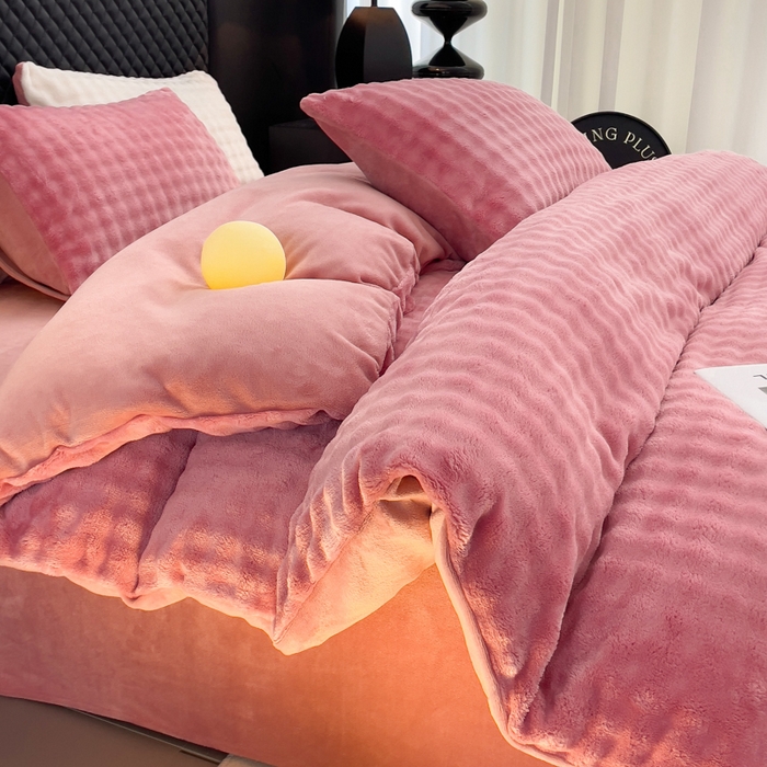 91家纺网 家纺一手货源 找家纺 言熙居家纺 2025新款加厚高克重兔兔绒牛奶绒四件套 晨雾粉