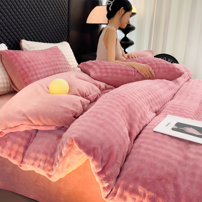 91家纺网 家纺一手货源 找家纺 言熙居家纺 2025新款加厚高克重兔兔绒牛奶绒四件套 晨雾粉