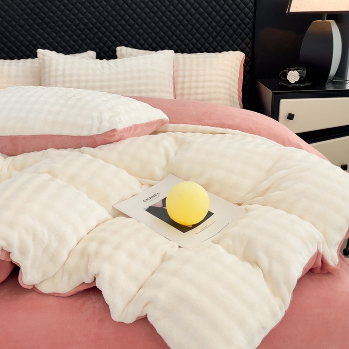 91家纺网 家纺一手货源 找家纺 言熙居家纺 2025新款加厚高克重兔兔绒牛奶绒四件套 奶昔白