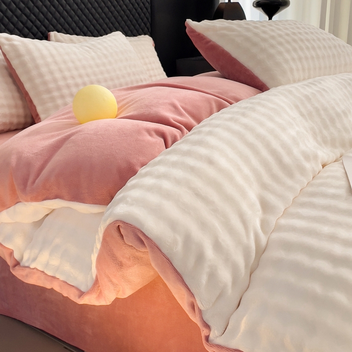 91家纺网 家纺一手货源 找家纺 言熙居家纺 2025新款加厚高克重兔兔绒牛奶绒四件套 奶昔白