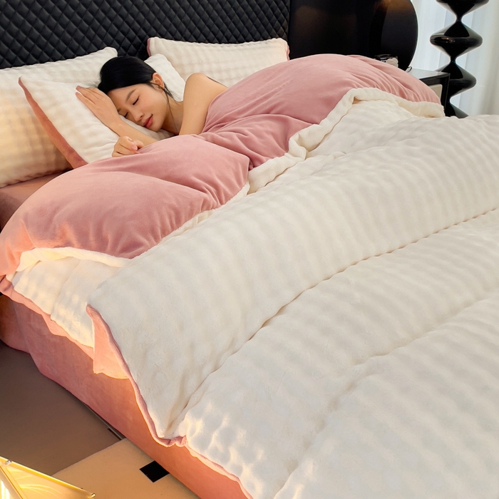 91家纺网 家纺一手货源 找家纺 言熙居家纺 2025新款加厚高克重兔兔绒牛奶绒四件套 奶昔白