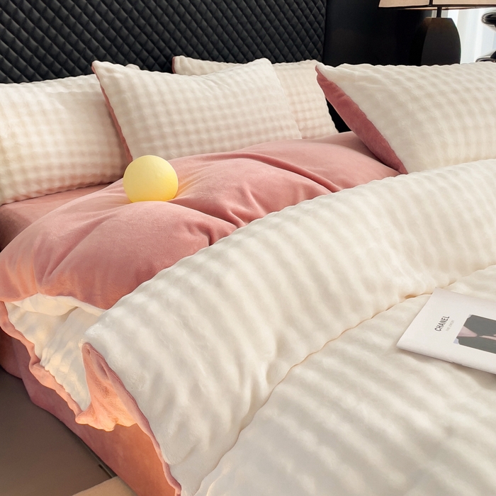 91家纺网 家纺一手货源 找家纺 言熙居家纺 2025新款加厚高克重兔兔绒牛奶绒四件套 奶昔白