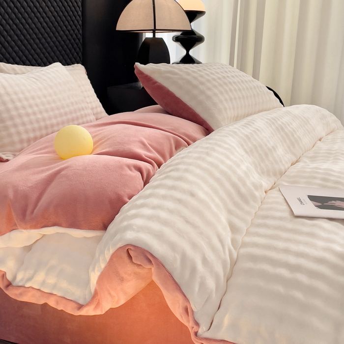 91家纺网 家纺一手货源 找家纺 言熙居家纺 2025新款加厚高克重兔兔绒牛奶绒四件套 奶昔白