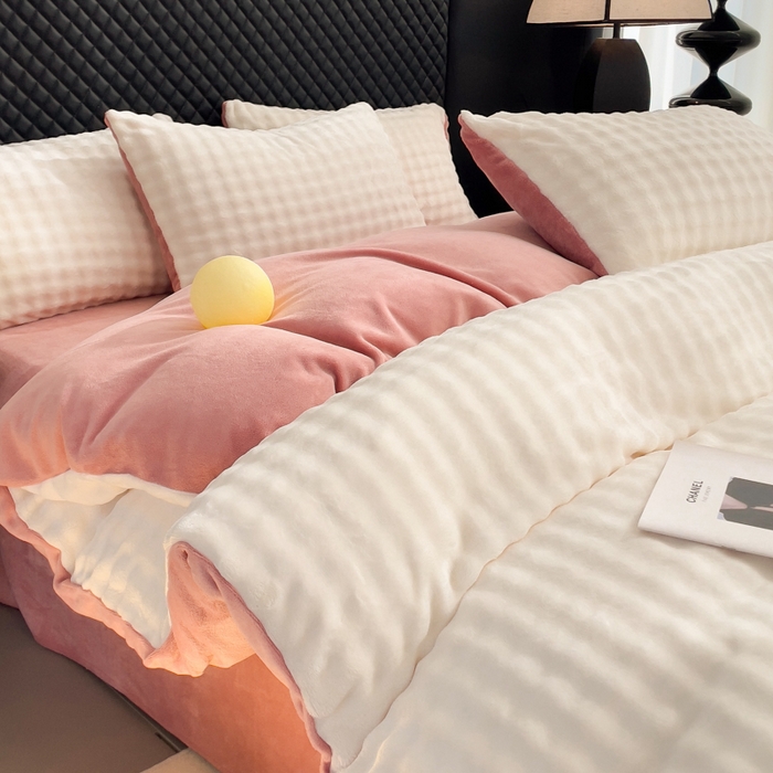 91家纺网 家纺一手货源 找家纺 言熙居家纺 2025新款加厚高克重兔兔绒牛奶绒四件套 奶昔白