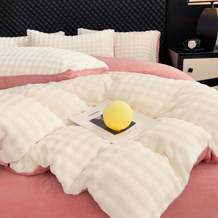 91家纺网 家纺一手货源 找家纺 言熙居家纺 2025新款加厚高克重兔兔绒牛奶绒四件套 奶昔白