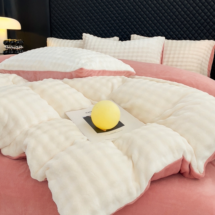 91家纺网 家纺一手货源 找家纺 言熙居家纺 2025新款加厚高克重兔兔绒牛奶绒四件套 奶昔白