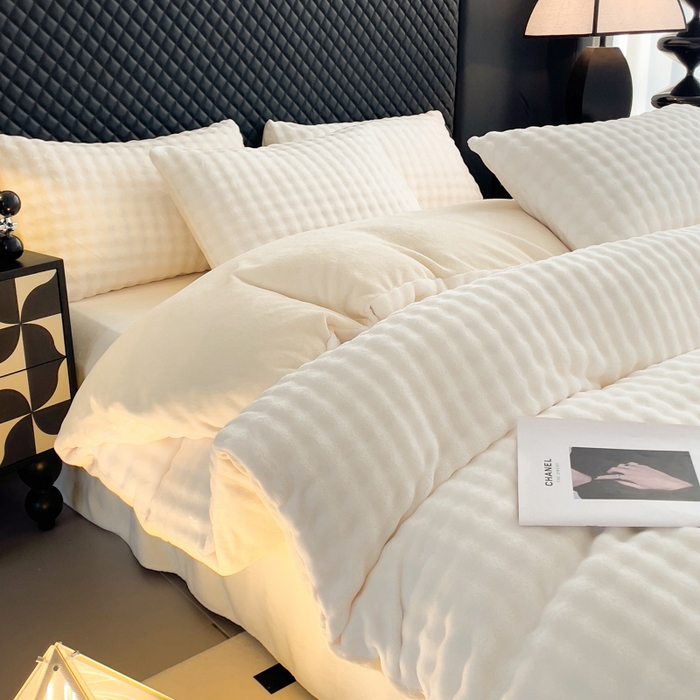 91家纺网 家纺一手货源 找家纺 言熙居家纺 2025新款加厚高克重兔兔绒牛奶绒四件套 晨曦白