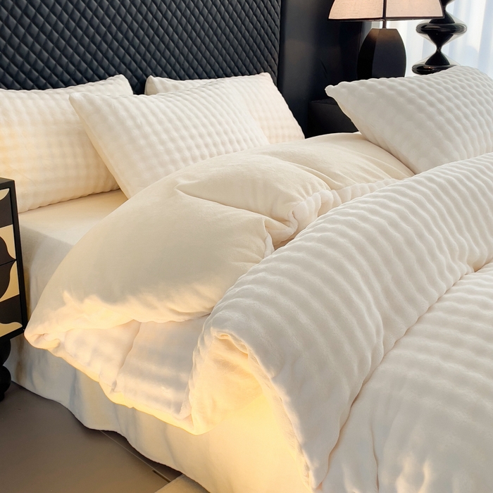 91家纺网 家纺一手货源 找家纺 言熙居家纺 2025新款加厚高克重兔兔绒牛奶绒四件套 晨曦白