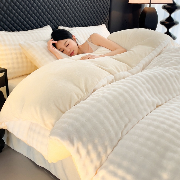 91家纺网 家纺一手货源 找家纺 言熙居家纺 2025新款加厚高克重兔兔绒牛奶绒四件套 晨曦白